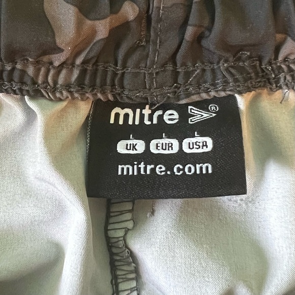 Men’s Mitre Shorts - Picture 3 of 4